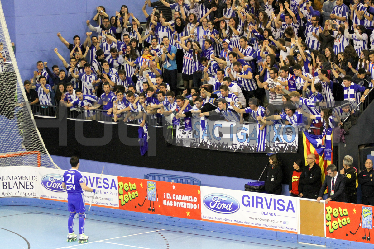 Tirso Gomez festeja com o 'sexto jogador' um dos seus golos