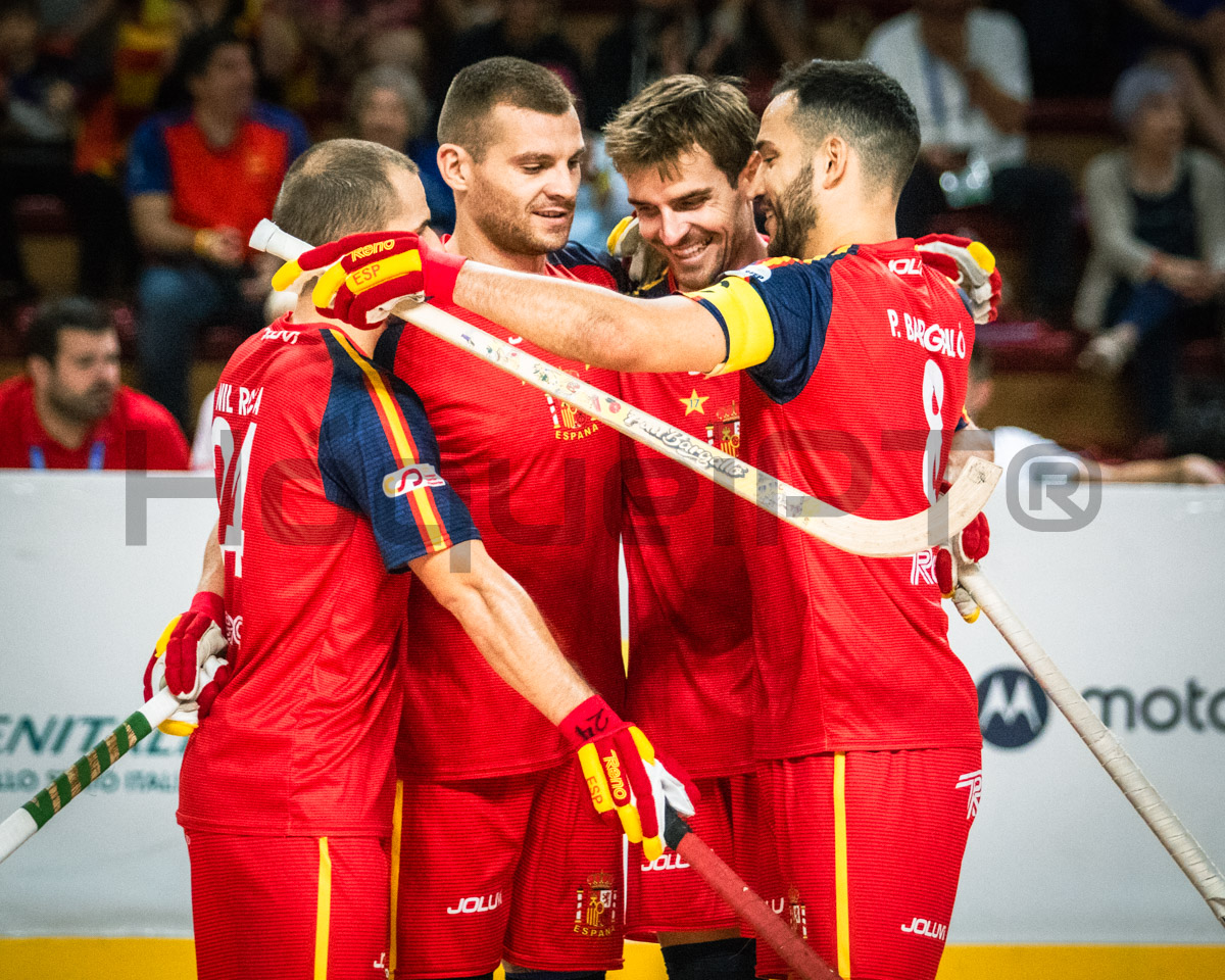 Marc Grau dejó que España se relajara temprano con un hat-trick en la primera mitad.